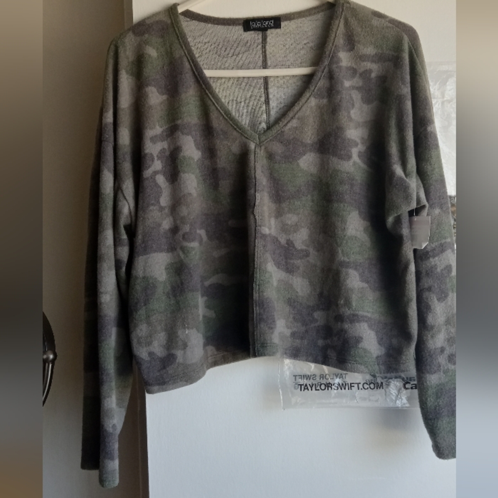 NWOT La La Land Camo Long Sleeved Junior Crop Top M